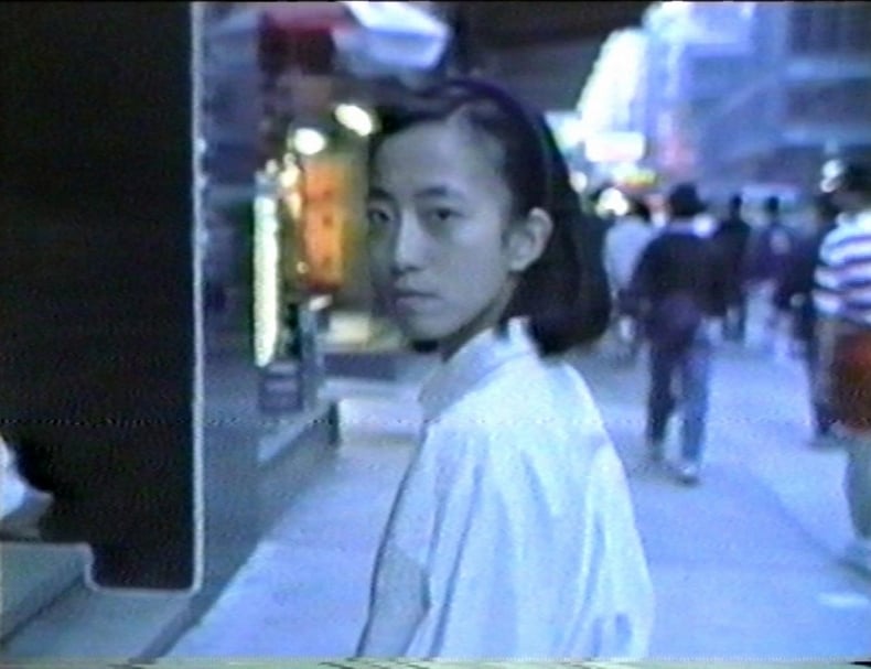 馮美華1989年的錄像作品《她說為何是我》，不單表現出後過渡期間的歷史失落，更是對六四的即時反應。女主人翁以布矇眼在香港的歷史建築物前游走，既包含中國搖滾樂手崔健《一塊紅布》的denotation，也包含香港和女性在雙重的邊緣位置上對國族和歷史的感知。以視覺的方式來捕捉「觸覺」的感知，更包括藝術家對媒體的邊界和限制的反省。對於近日多宗針對女性示威者的歧視言論甚至侮辱行為，展覽卻無助帶出作品的關聯性。（M+提供）