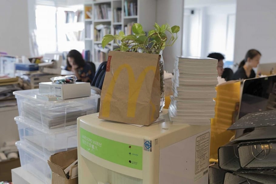 謝藍天為Para Site員工成功爭取的「福利」——展覽期間畫廊員工每天可以動用214港元的「外賣基金」，每天透過Deliveroo、Uber Eat或foodpanda送餐。（攝影／Lily Yi Yi Chan，Para Site提供）