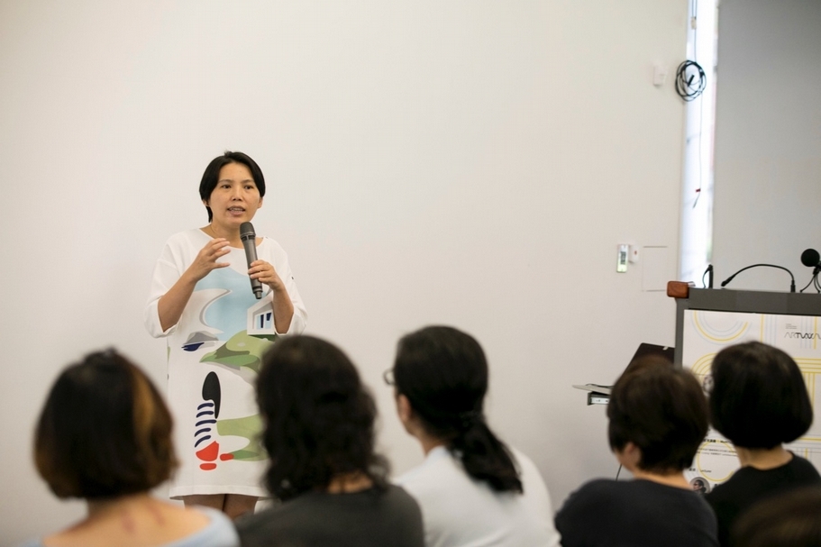 「CIT19：當代策展的新挑戰——國際論壇暨青年策展工作坊」開幕式邀請國立台北教育大學當代藝術評論與策展研究（全英語）碩士學位學程呂佩怡老師致詞。（攝影／郭景捷，立方計劃空間提供）