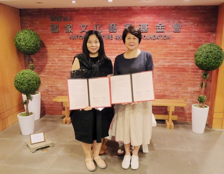 國家文化藝術基金會董事長林曼麗（右）與印尼日惹雙年展基金會（YBY）總監艾麗雅．絲瓦思蒂卡（Alia Swastika，左），雙方於今年5月簽署MOU。（© 國家文化藝術基金會）