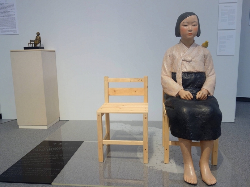 金曙炅（Kim So-Kyung）和金運成（Kim Eun-Sung）夫婦的《和平少女像》（Statue of Peace，2011）。（© artists and Aichi Triennale）