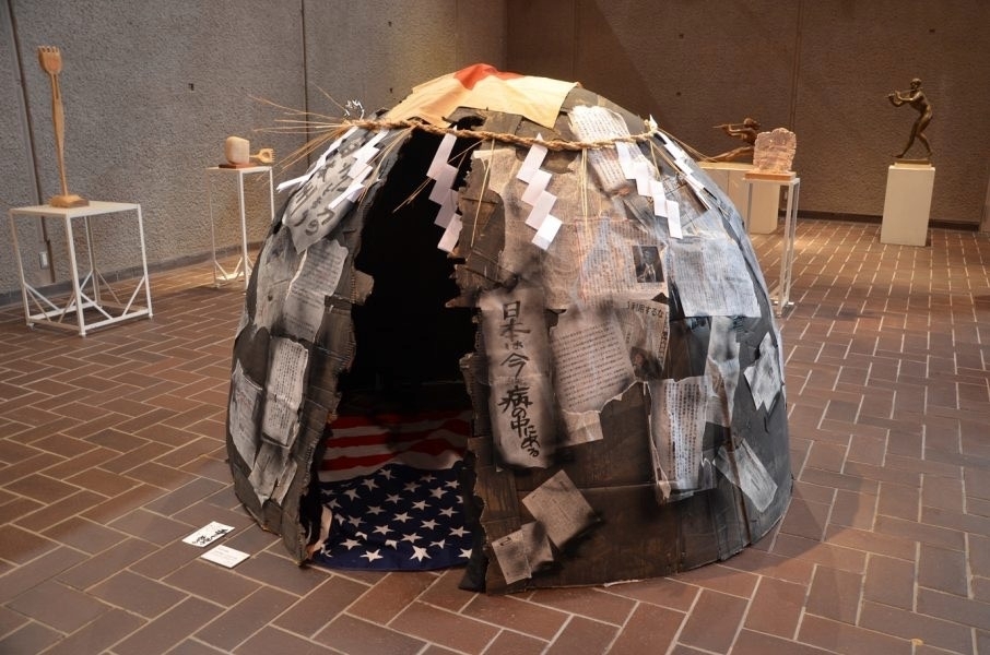 中垣克久（Nakagaki Katsuhisa）的作品《時代的肖像－瀕危物種 idiot JAPONICA－圓形塚》（Portrait of the Period -Endangered Species idiot JAPONICA -Round barrow）。（© artist and Aichi Triennale.）