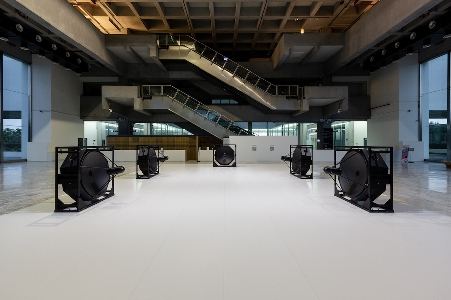 池田亮司《A 「連續統」》， 聲音裝置，5個超級定向揚聲器（Meyer SB-1）、電腦 尺寸依空間大小而定，2018。概念、構圖：池田亮司，程式設計：Tomonaga Tokuyama。（ © 池田亮司、台北市立美術館）