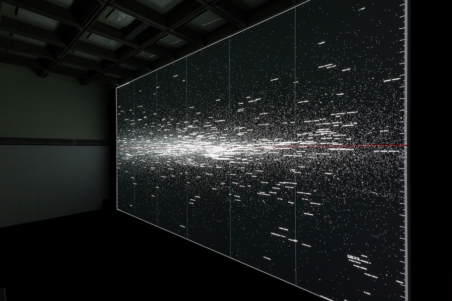 池田亮司《普朗克世界 「宏觀」 》， 影音裝置，投影機、電腦、喇叭，2015。（© 池田亮司、台北市立美術館）