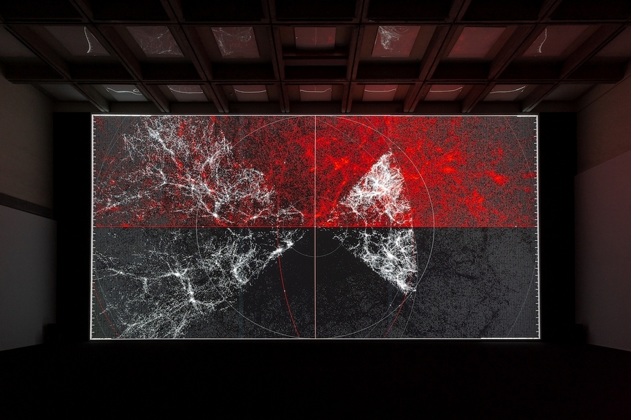 池田亮司《普朗克世界 「宏觀」 》， 影音裝置，投影機、電腦、喇叭，2015。（© 池田亮司、台北市立美術館）