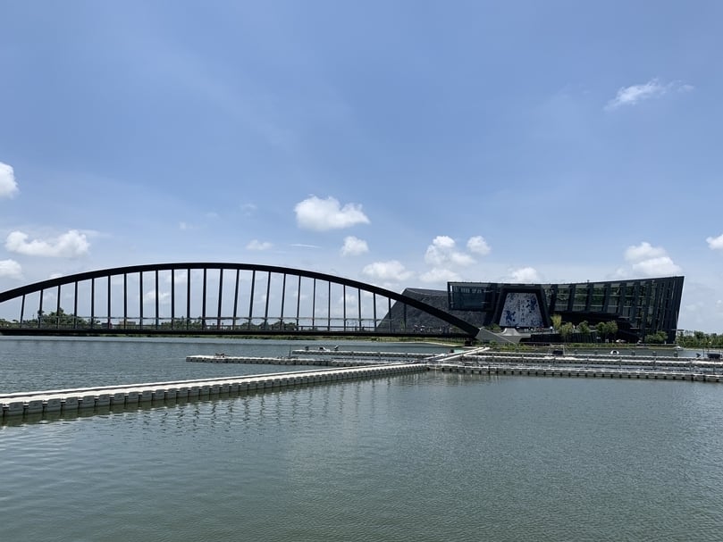 故宮南院於今夏推出水舞及水幕電影，園區湖中架設起水舞設施。（攝影／張筠）