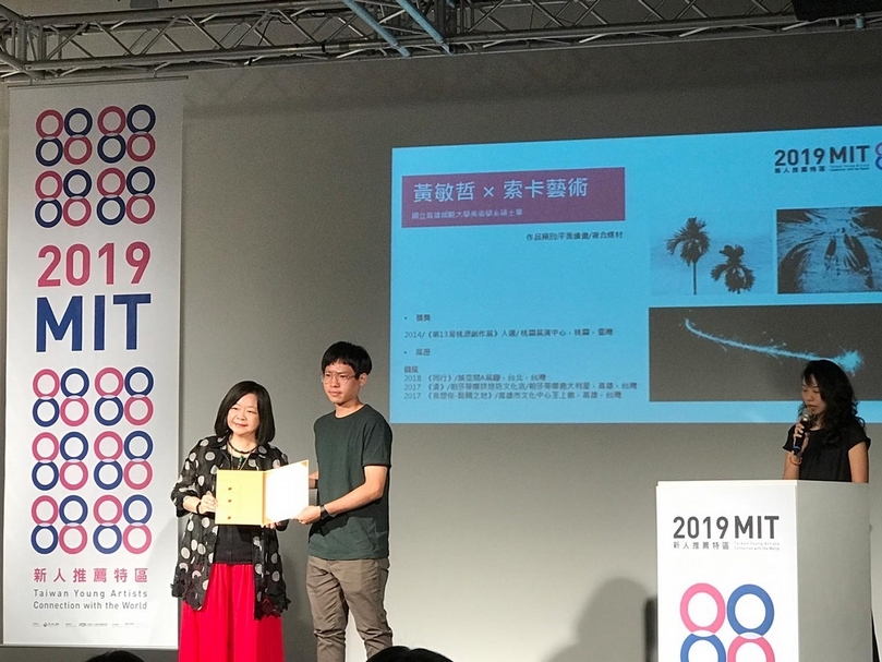 黃敏哲及媒合畫廊索卡藝術代理人鍾經新合影。（攝影／許雲喬）