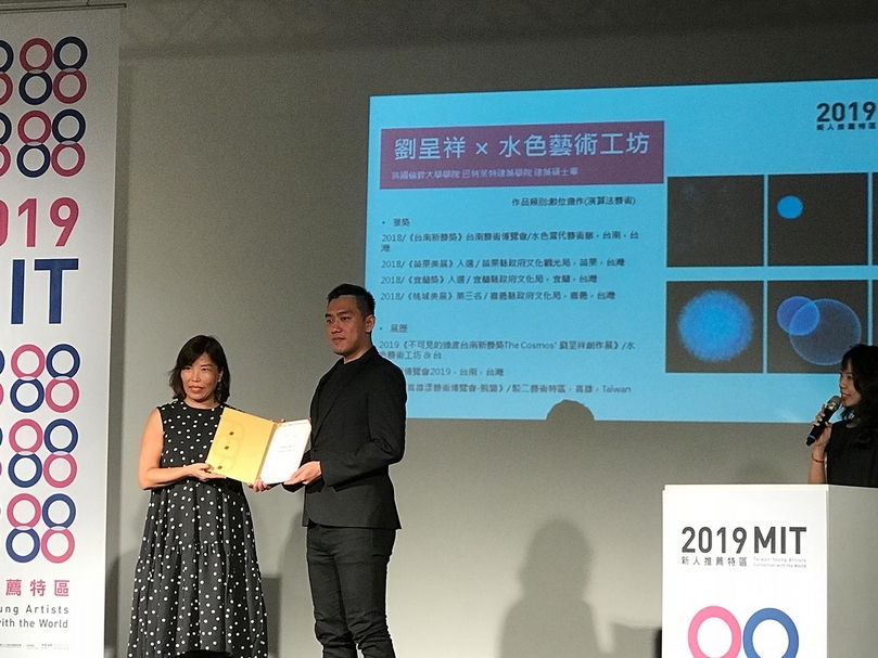 劉呈祥及媒合畫廊水色藝術工坊代表合影。（攝影／許雲喬）