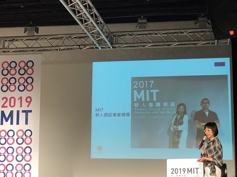 2017MIT藝術家鄭崇孝與媒合畫廊藝星藝術中心，分享畫廊與藝術家之間的合作與法展。（攝影／許雲喬）