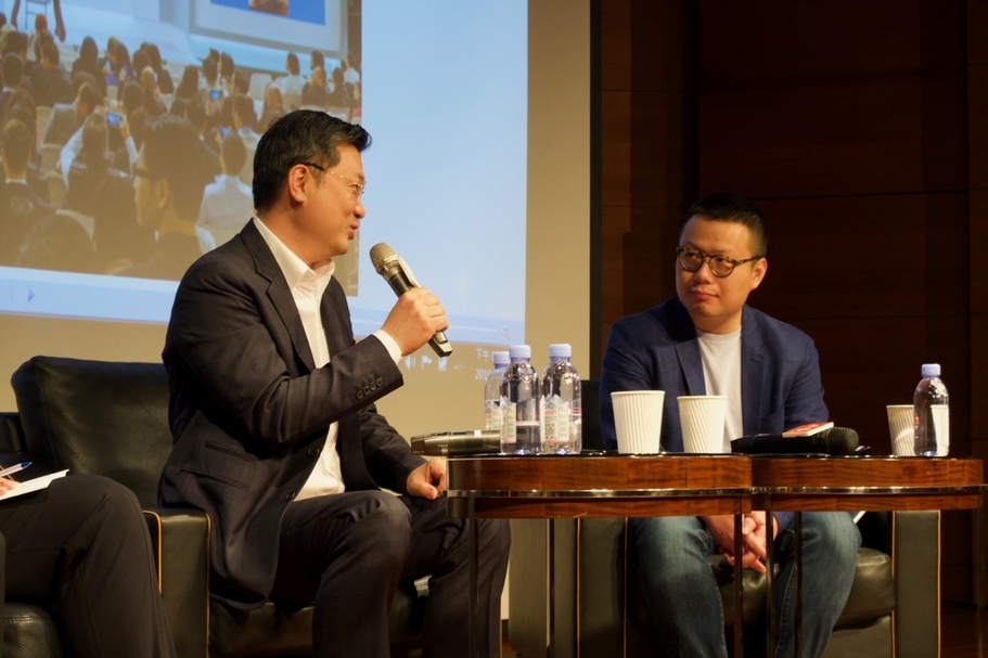佳士得國際拍賣公司亞洲20世紀及當代藝術部主席張丁元（左）、卓納畫廊（David Zwirner Gallery）亞洲區藝術總監許宇（右），於「立足亞洲，談歐美亞藝術版圖現況與佈局：國際藝術趨勢觀察對談會」現場。（攝影／邱惠鈺）