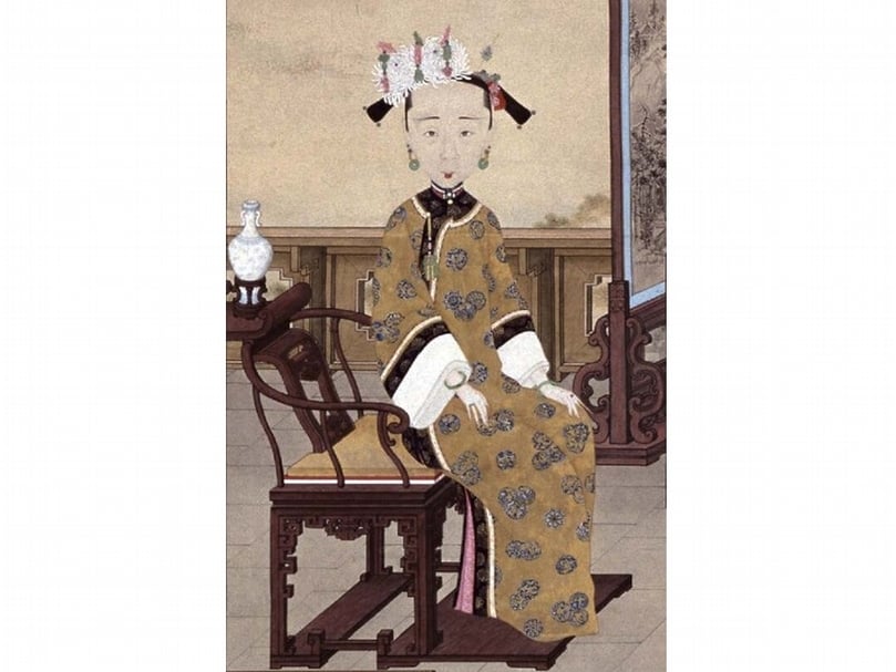清道光〈喜溢秋庭圖〉（局部）描繪身著便服的道光皇帝與后妃、子女在庭園中賞花嬉戲的情景。本圖所示之全皇貴妃身著清代袍服，袍身寬大，袖子寬肥，袖口為平直造型，並著月白色挽袖。圖／故宮博物院。