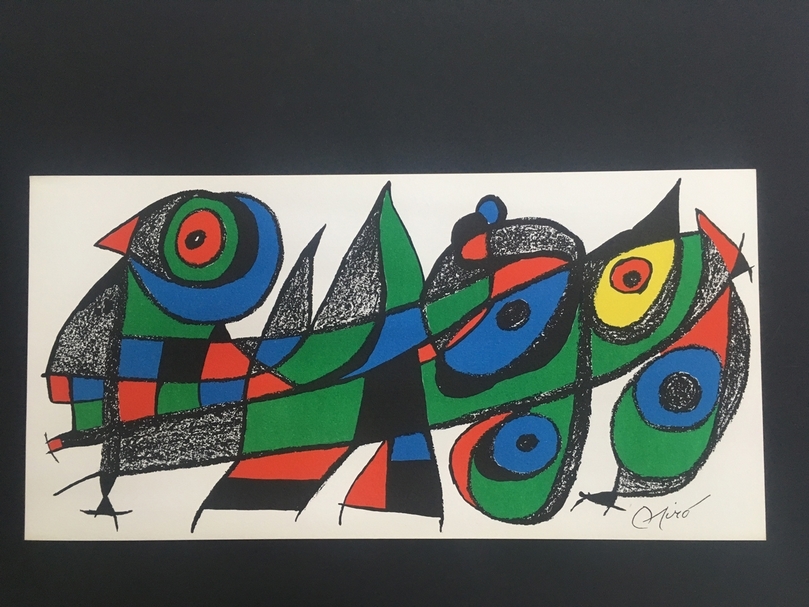 胡安．米羅（Joan Miró）《雕刻：日本》，石版畫，40.6x 20.3cm，1974。 此為年由西班牙Poligrafa 出版社印製的一套七張版畫之一。由米羅直接簽署在石版上。畫家用抽象的手方式描繪各個國家。 （曜畫廊提供）