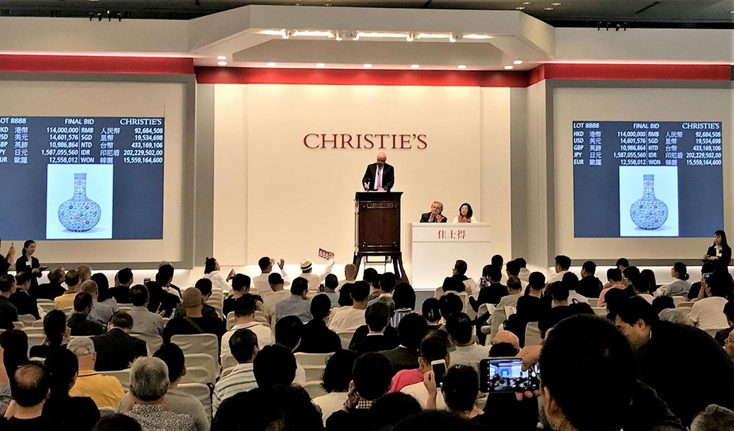 中美貿易戰影響擴及中國藝術市場，預計將衝擊美國古董業者及拍賣公司。圖為2018年佳士得（Christie's）香港春拍現場。（攝影／藍玉琦）