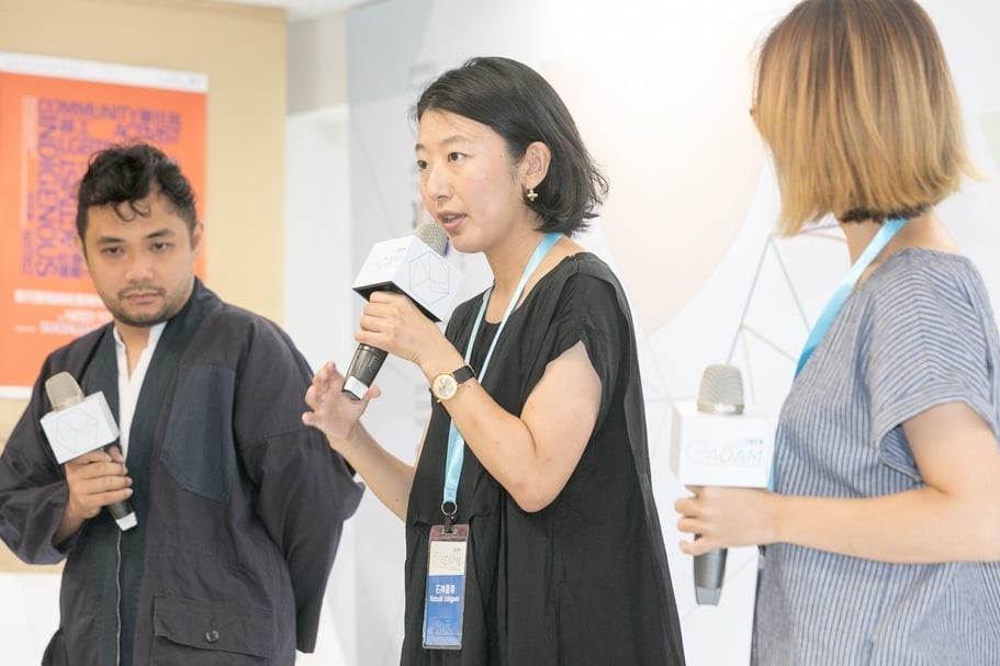 「2019亞當計畫」開幕記者會上特別安排讓與會藝術家們「寫春聯」，透過共同書寫，傳達對話與分享、實驗與創新的亞當精神。（台北表演藝術中心提供）