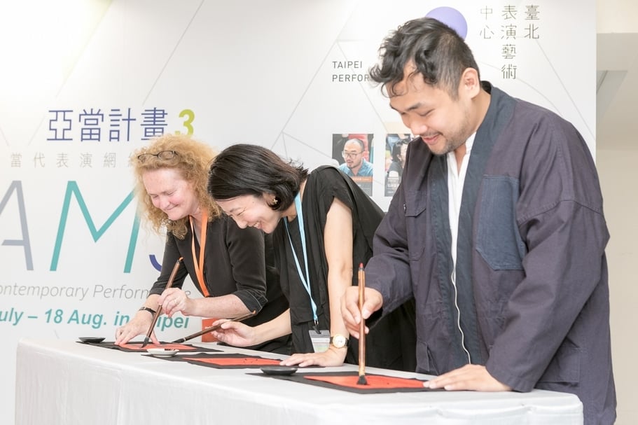 「2019亞當計畫」開幕記者會上特別安排讓與會藝術家們「寫春聯」，透過共同書寫，傳達對話與分享、實驗與創新的亞當精神。（台北表演藝術中心提供）