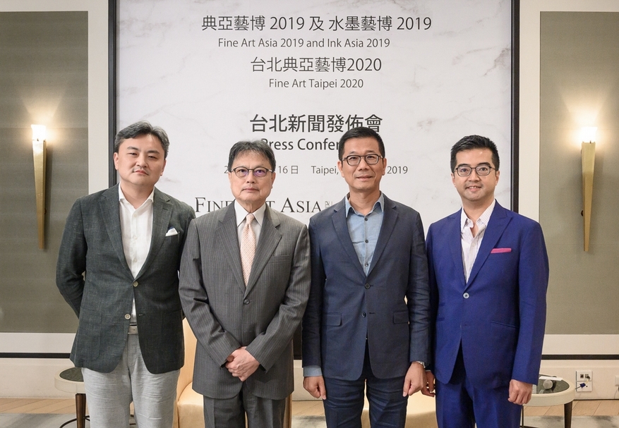 貴賓合照,左起:松蔭藝術負責人潘敦、前清翫雅集理事長洪三雄、居意古美術負責人張富荃,以及「典亞藝博」和「水墨藝博」創辦人黑國強。(攝影/蔡鴻民,典亞藝博提供)
