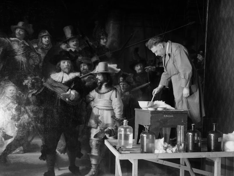 荷蘭國家博物館修復師正在移除畫作表面的凡尼斯,1946-1947年。(©Rijksmuseum)