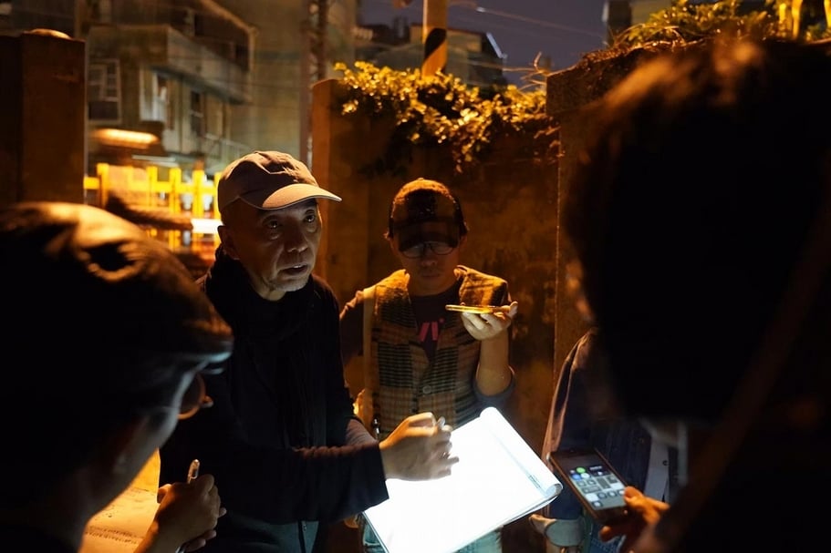 季鐵男老師和同學們討論蘇宅與鐵道四周環境的空間關係。（© 微觀都市主義）