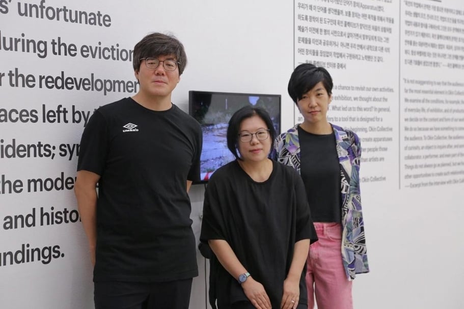 玉仁集體(Okin Collective)於韓國國立現代當代美術館(National Museum of Modern and Contemporary Art)獲頒2018年「今年的藝術家」獎展覽現場。左起:陳是友(Shiu Jin,1975-2019)、李庭旼(Joungmin Yi,1971-2019)、金華用(Hwayong Kim,1978-)。(© National Museum of Modern and Contemporary Art)