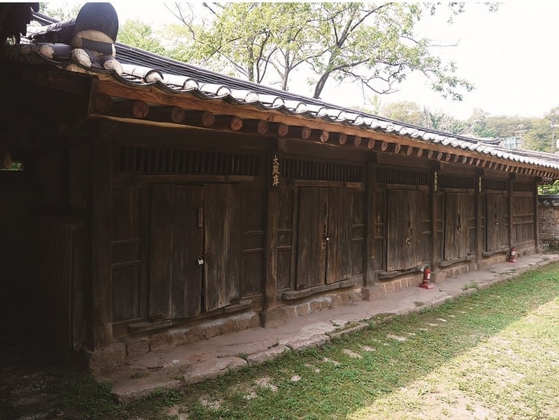 韓國成均館主體建築外,附屬建築也大致保存良好,還可見有專門收放祭器的倉庫。(攝影/王怡文)