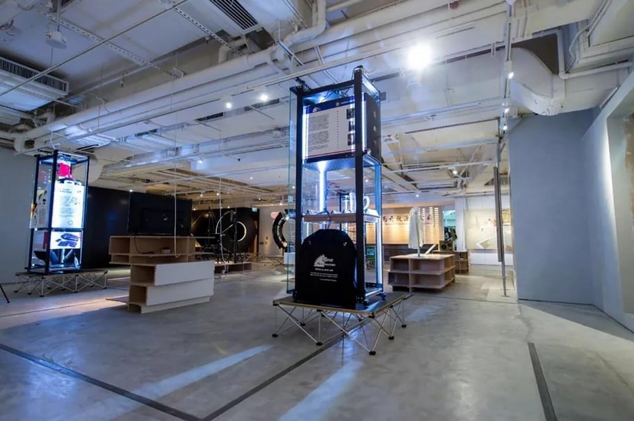 漢斯與阿米拉.賈德(Amira Gad )共同策劃展覽「HACKSPACE」,K11藝術基金會臨時展覽空間,香港,2016。(©K11藝術基金會)
