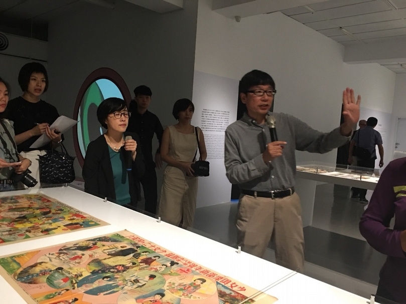 北師美術館「美少女的美術史」開幕現場，策展人工藤健志（Kudo Takeshi）為大家導覽展覽。（攝影／陳飛豪）