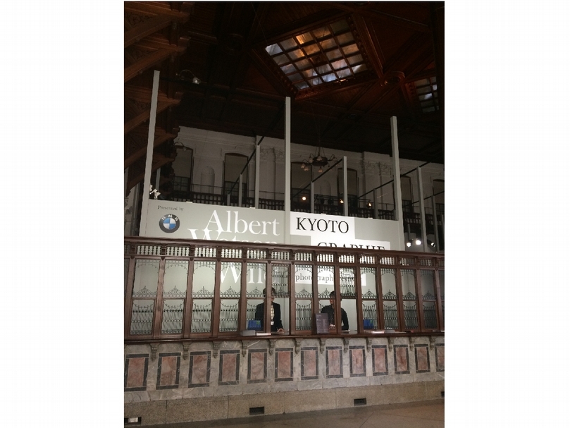 艾伯特・沃森(Albert Watson)的個展「Wild」展善用原為銀行窗口的平台作為售票口。(羅苓寧提供 )