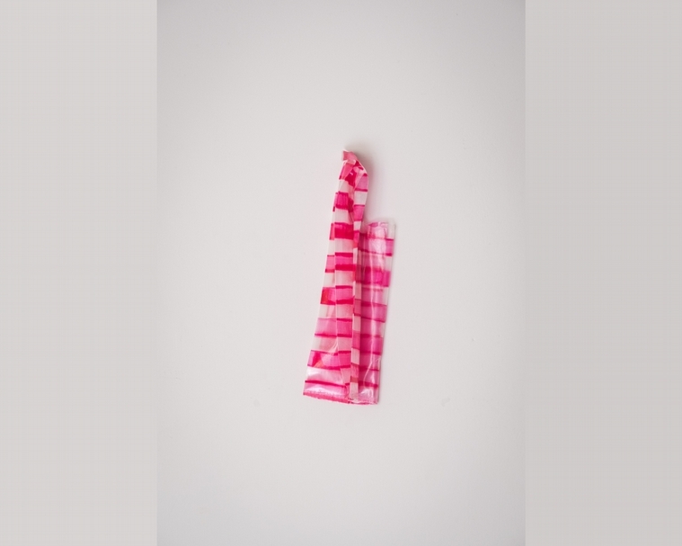 黃冠鈞《Red horizontal stripes》,壓克力顏料,39x22.5cm,2019。(攝影/朱祈安,槩藝術提供)