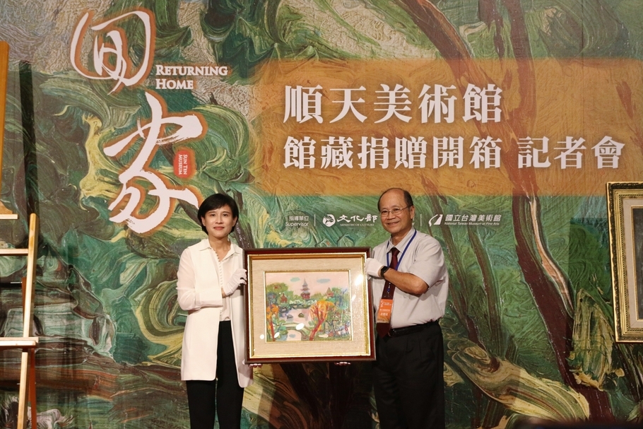 順天美術館董事長許照信將臺灣前輩藝術家廖繼春《公園一隅》一作遞交給鄭麗君部長。（文化部提供）