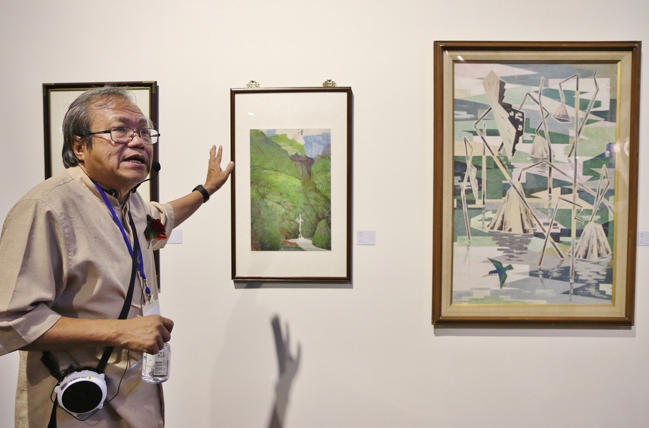 臺灣美術史學家蕭瓊瑞教授導覽記者會開箱及展示作品。（文化部提供）
