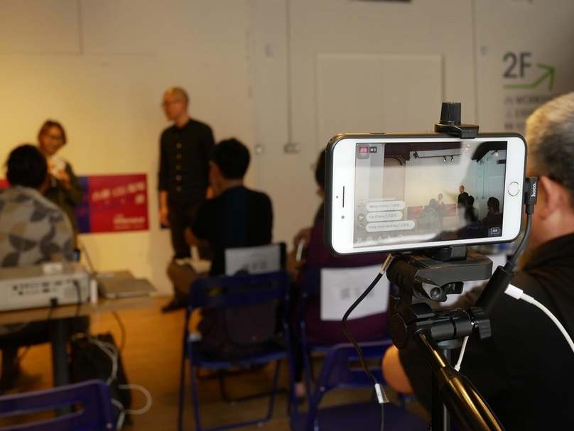 「我們與台新（２）現場的距離—頒獎前評論短講＋直播」準備開場。由國際劇評人協會台灣分會與典藏ARTouch共同主辦，現場則以抽籤方式決定題目及順序，並全程直播且提供現場參與，以及線上提問。（攝影／張玉音）