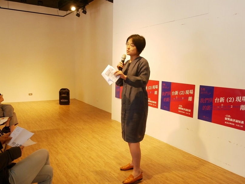 長期擔任戲劇構作的陳佾均，則透過提供個人對於台新獎的觀察，補充講者們未有提及的台新獎另一面。（攝影／張玉音）