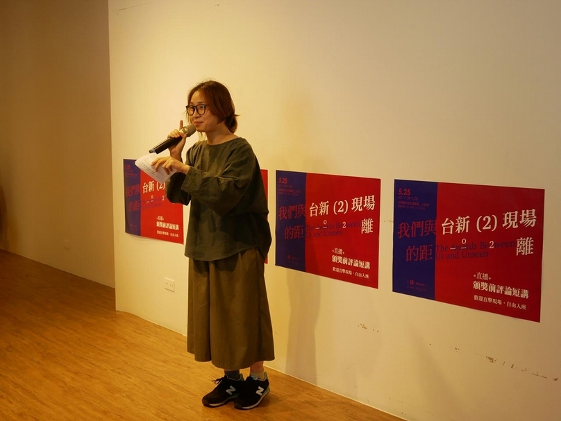 「我們與台新（２）現場的距離—頒獎前評論短講＋直播」主持人黃佩蔚，精彩穿針引線撐全場。（攝影／張玉音）