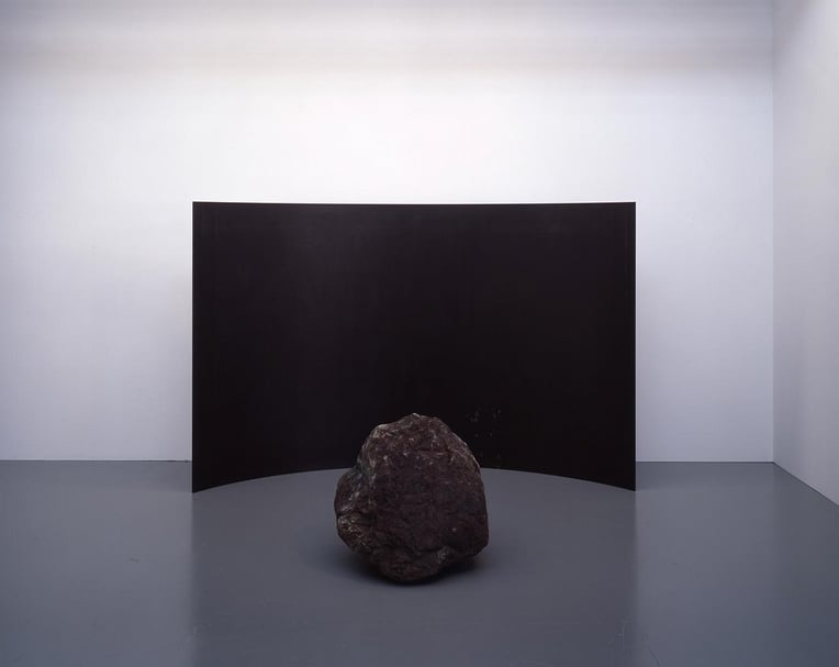 李禹煥（Lee Ufan）《關係項》（Relatum），鐵、石頭，2007-2019。（Photo by Keizo-Koku, Courtesy of SCAI THE BATHHOUSE,Tokyo）