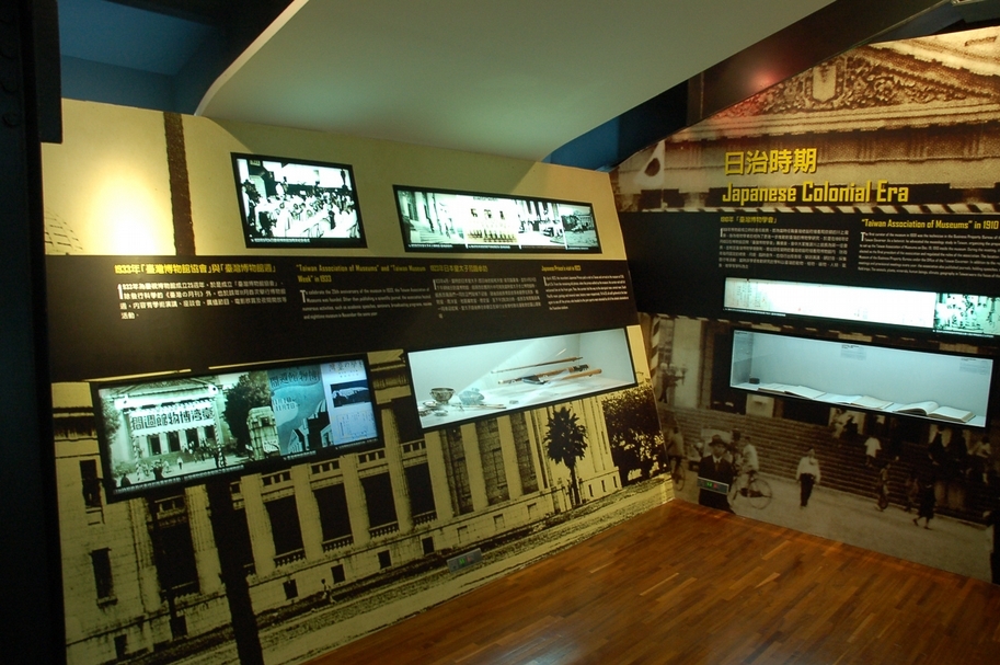 2008年「百年風華——台灣博物館建築特展」展場中的行啟紀念物。(李子寧提供)