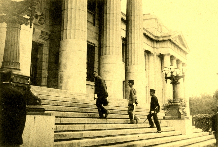 1923年4月23日裕仁皇太子(中)步入台灣總督府博物館。(李子寧提供)