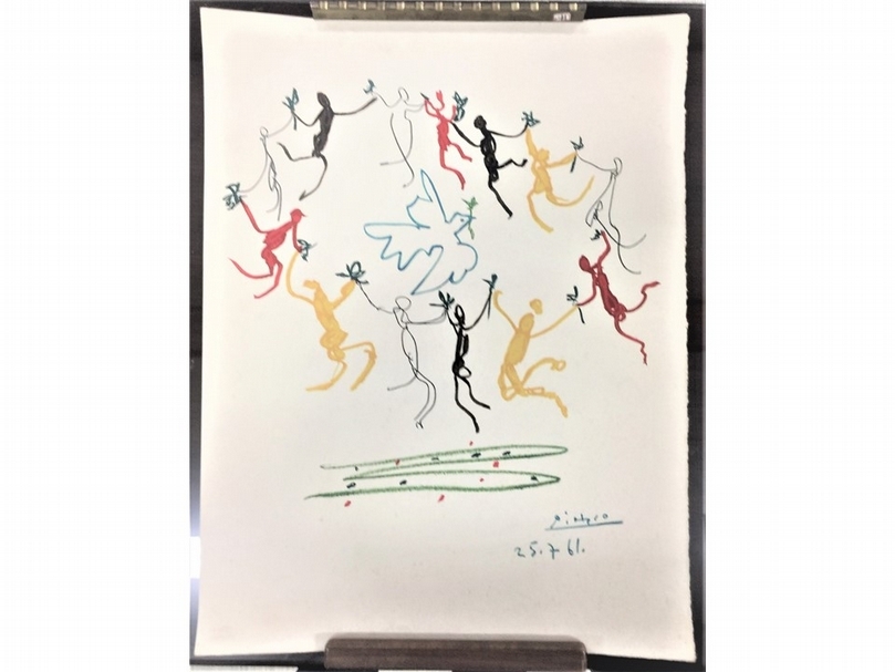 《青年圈》,史博館發現的四張版畫之一。圖像用於1961年芬蘭赫爾辛基「第八屆青年與學生為和平及友誼世界節慶」(Eighth World Festival of Youth and Students for Peace and Friendship)明信片上。畫面中鮮艷色彩的人群攜手,環繞著口啣橄欖枝的淺藍色鴿子跳舞。(國立歷史博物館提供)