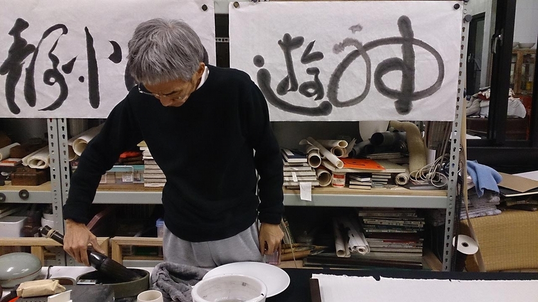 藝術家李安成於工作室內創作。（誠品畫廊提供）
