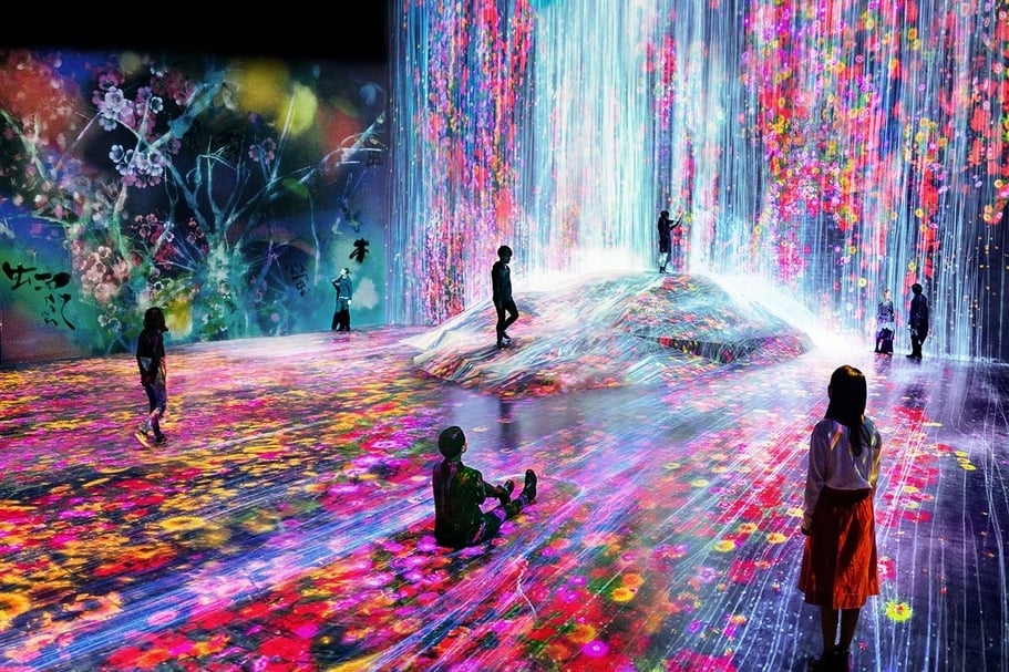 「森大樓數位美術館：teamLab無界」（MORI Building DIGITAL ART MUSEUM: teamLab Borderless）展覽現場（2018）。（© teamLab. teamLab is represented by Pace Gallery）