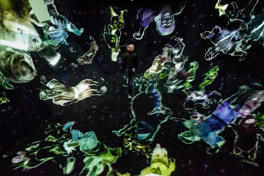 「森大樓數位美術館：teamLab無界」（MORI Building DIGITAL ART MUSEUM: teamLab Borderless）展覽現場（2018）。（© teamLab. teamLab is represented by Pace Gallery）