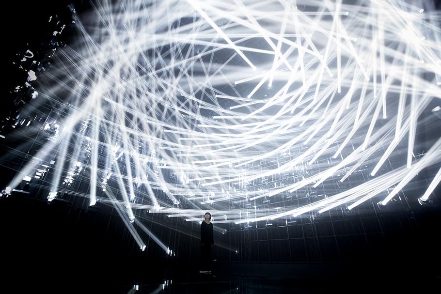 「森大樓數位美術館：teamLab無界」（MORI Building DIGITAL ART MUSEUM: teamLab Borderless）展覽現場（2018）。（© teamLab. teamLab is represented by Pace Gallery）