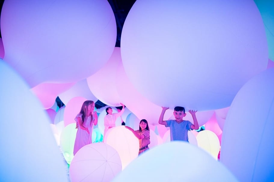 「森大樓數位美術館：teamLab無界」（MORI Building DIGITAL ART MUSEUM: teamLab Borderless）展覽現場（2018）。（© teamLab. teamLab is represented by Pace Gallery）