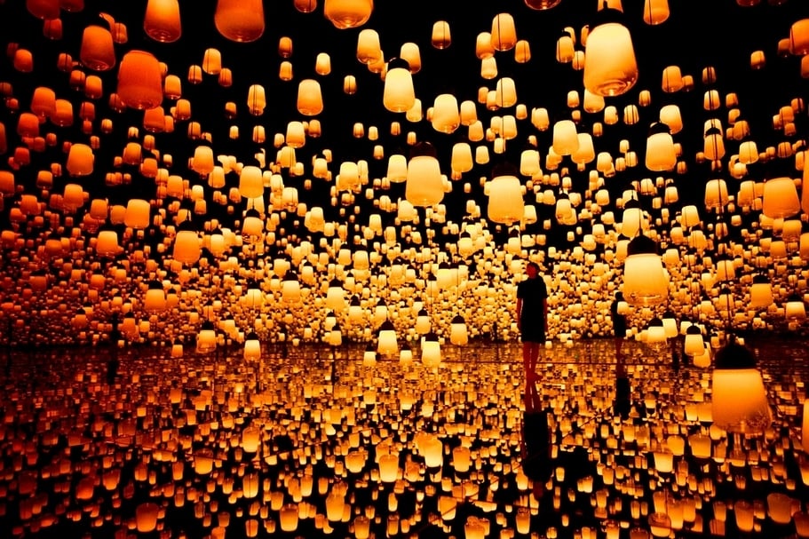 「森大樓數位美術館：teamLab無界」（MORI Building DIGITAL ART MUSEUM: teamLab Borderless）展覽現場（2018）。（© teamLab. teamLab is represented by Pace Gallery）