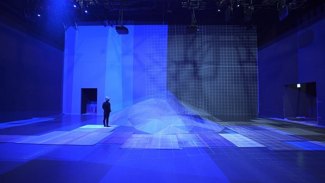 「森大樓數位美術館：teamLab無界」（MORI Building DIGITAL ART MUSEUM: teamLab Borderless）施工一景。（© teamLab）