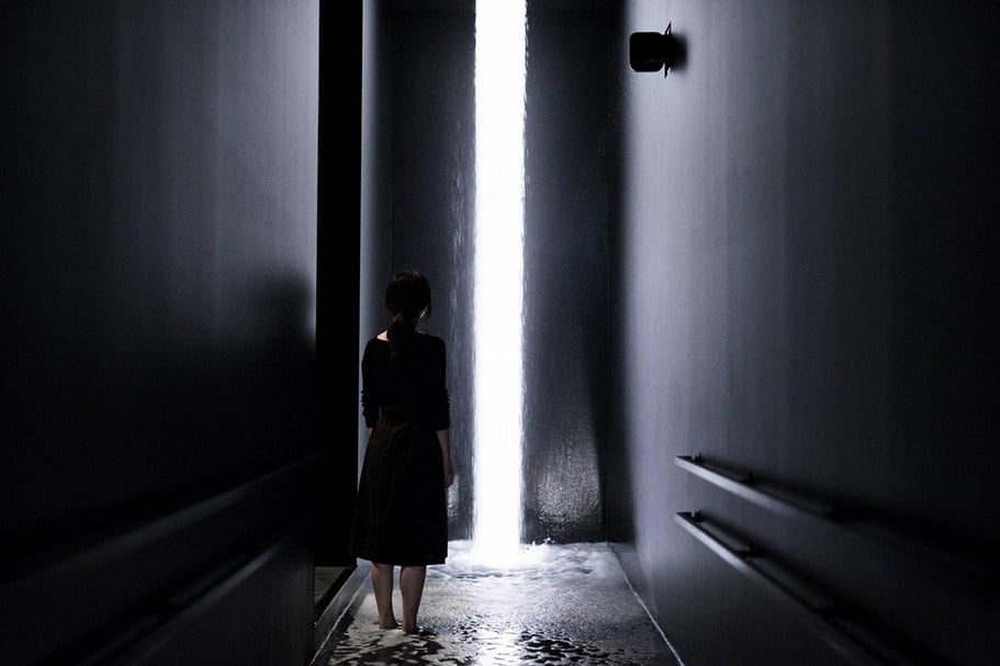 以水中美術館為主題的東京豐洲限定美術館「teamLab Planets TOKYO」。（© teamLab. teamLab is represented by Pace Gallery）