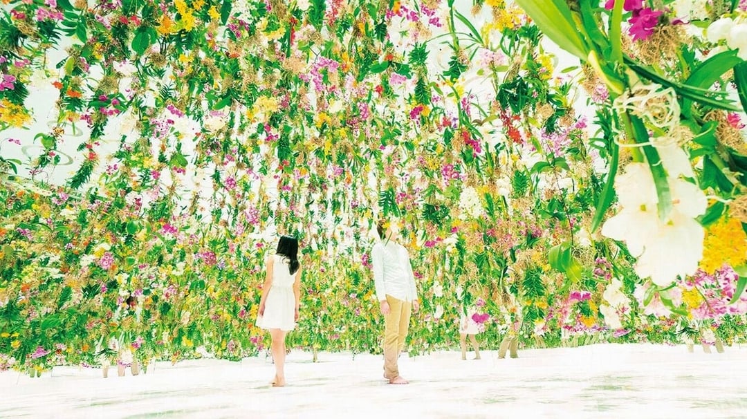 「漂浮的花園：天地與我同根，萬物與我為一體」（Floating Flower Garden - Flowers and I are of the same root, the garden and are one）中，出自日本禪僧的思考對話具現而成的空間互動作品。（© teamLab. teamLab is represented by Pace Gallery）