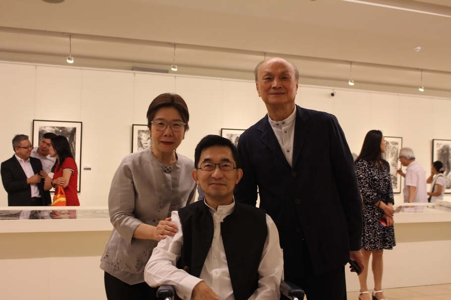 重要藏家到場參觀，左起羲之堂總經理及現任中華文物學會理事長陳筱君、資深收藏家王定乾、前清翫雅集及中華文物學會理事林木和。（羲之堂提供）