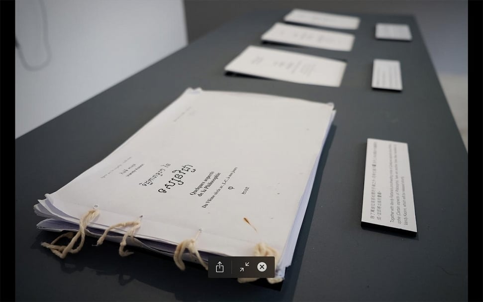 「透工—萬迪拉塔那與他所捨棄的影像」展覽現場，柬國藝術家萬迪．拉塔納（Vandy Rottana）善用台灣的出版體系來翻譯柬文版的「禁書」。（立方計劃空間提供）