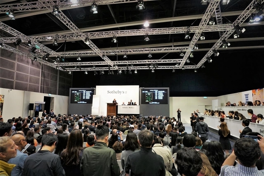 2019年香港蘇富比現代藝術晚間拍賣現場，正競標吳冠中1974年的《荷花（一）》。（© Sotheby's）