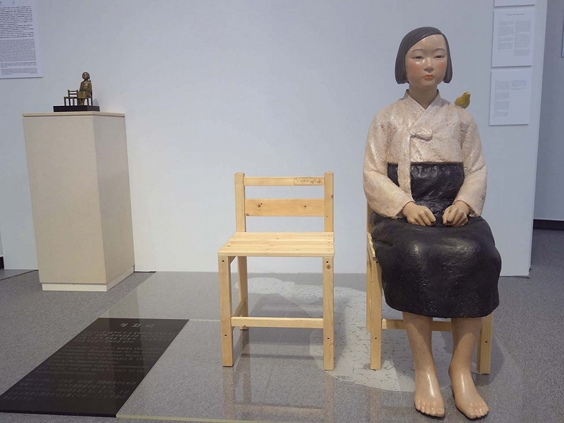 金曙炅（Kim So-Kyung）和金運成（Kim Eun-Sung）夫婦的《和平少女像》（Statue of Peace，2011）。© artists and Aichi Triennale